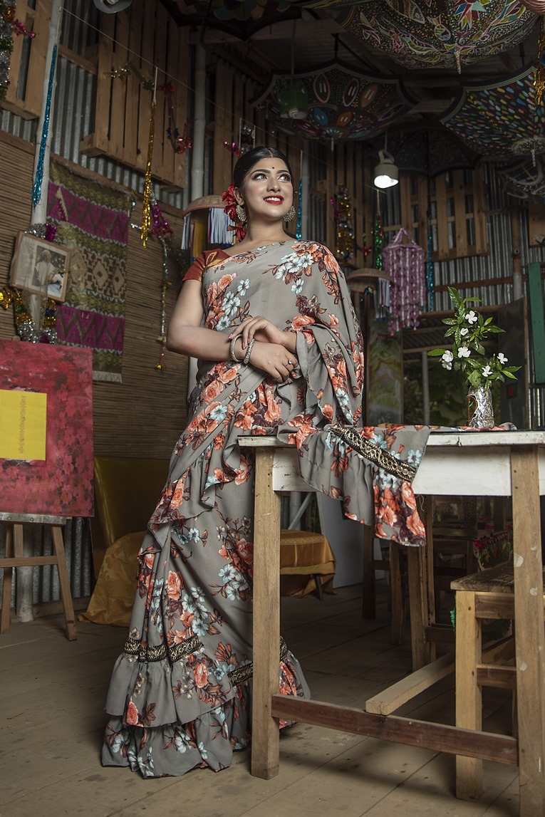 Jorjet raffle saree grey & white